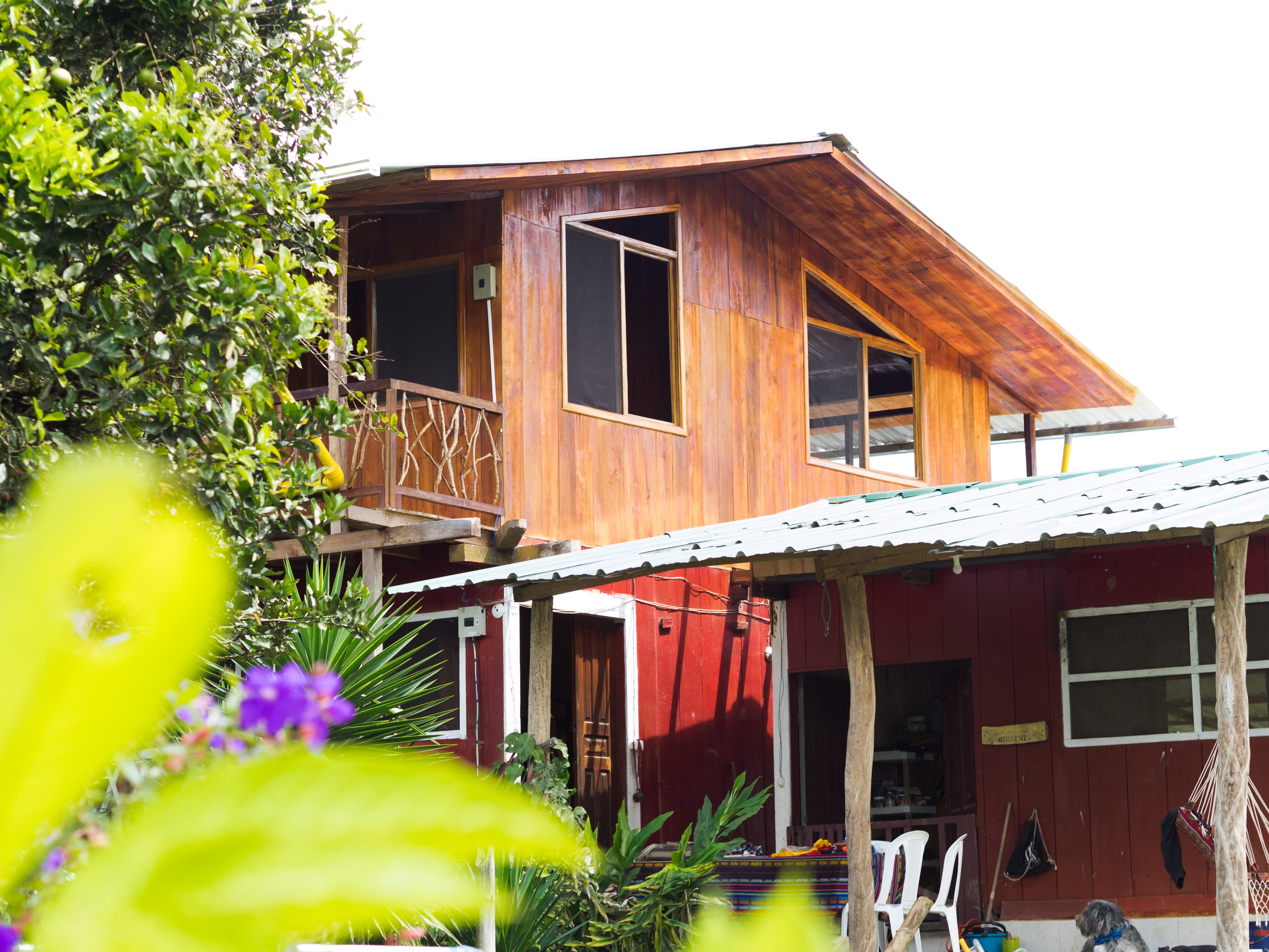 Das Farmhaus der Finca Morgenbrise mit Gästezimmern und Veranda